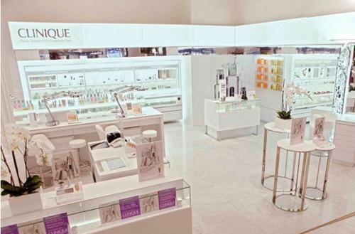 凡路展柜廠淺談關(guān)于“哪家公司做的展柜好些”的問題
