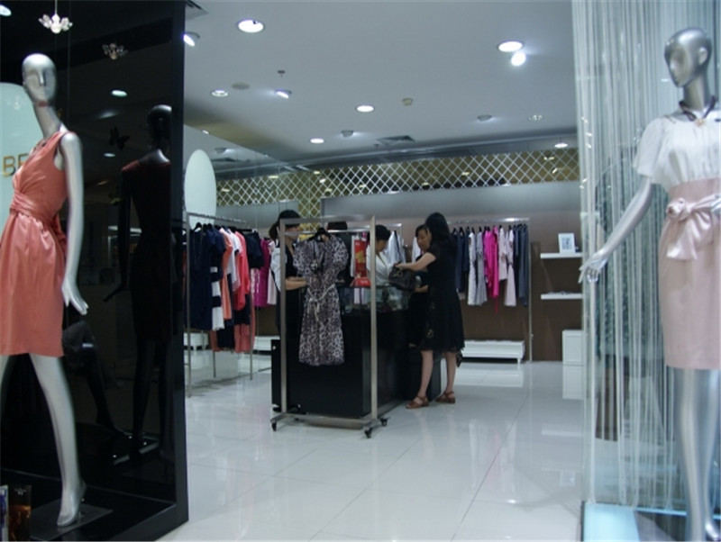 服裝點(diǎn)在開業(yè)之前要如何選擇定位準(zhǔn)確服裝展柜呢?
