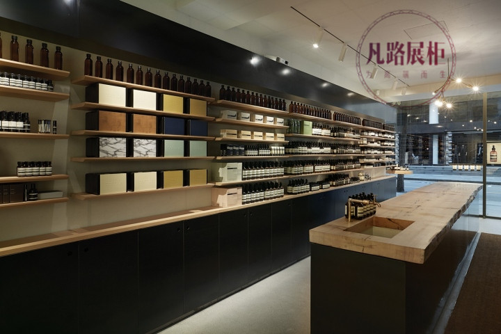 一個(gè)合格的化妝品展柜是怎樣的?