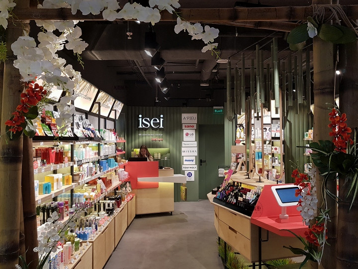 高人氣的化妝品店需要好的展示柜設計