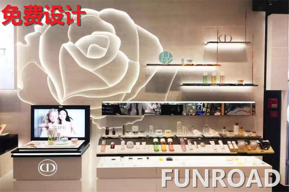 店鋪通過展柜來裝飾