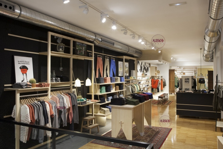 時尚新穎的服裝店展示柜設計理念