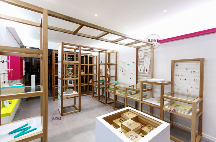 高低大小不一的展柜在店鋪里有什么作用？