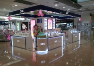 化妝品展示柜臺(tái)的市場(chǎng)會(huì)趨向于產(chǎn)品質(zhì)量精細(xì)化！