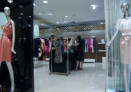 服裝點(diǎn)在開業(yè)之前要如何選擇定位準(zhǔn)確服裝展柜呢？