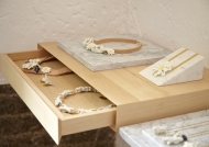 展柜制作廠家對展示柜板材的選擇技巧！