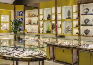 玉石展柜里為什么會有一杯水呢?