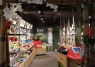 高人氣的化妝品店需要好的展示柜設計