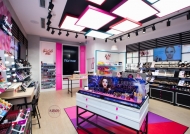2020年市場最火的金色質感化妝品展柜設計風格