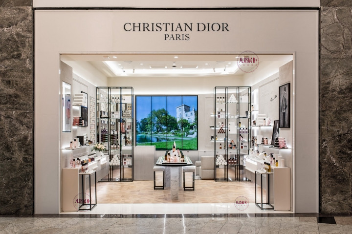 化妝品展柜設計