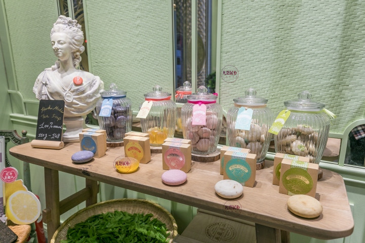 化妝品店鋪展柜擺放