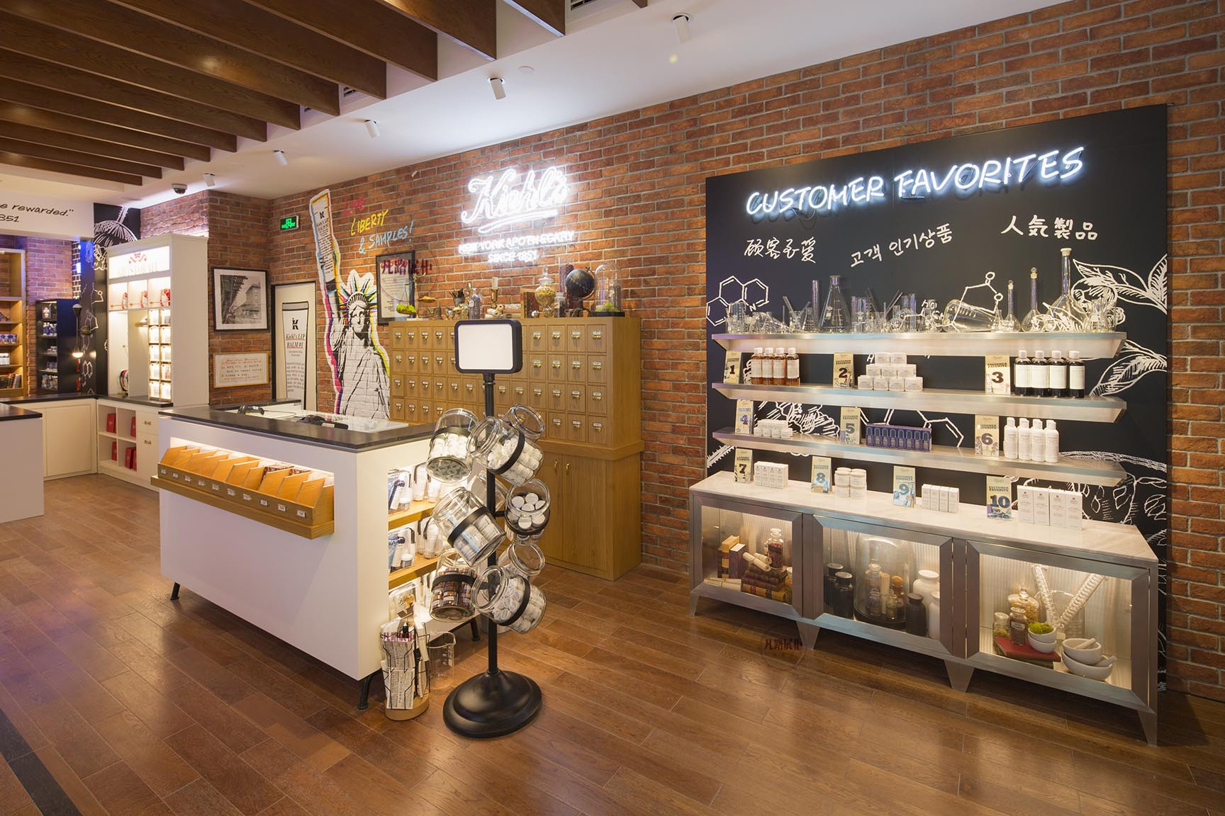 化妝品展示柜擺放