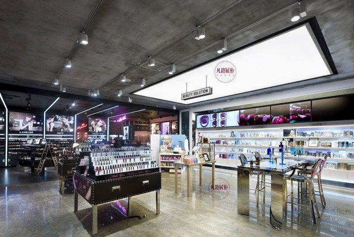 化妝品店鋪展柜擺放