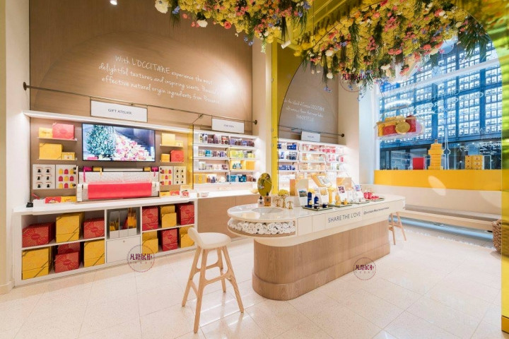 化妝品店鋪的展示柜