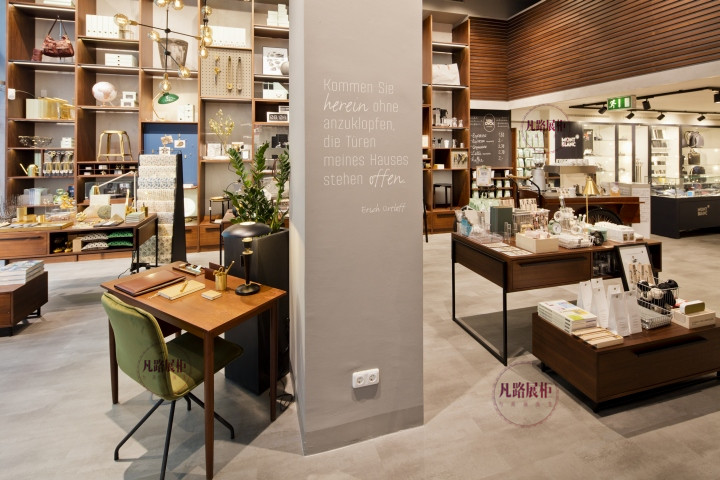 書店展示柜擺放