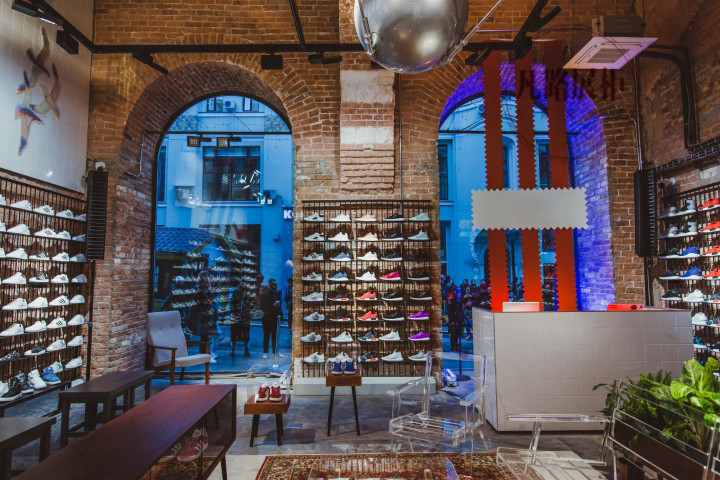 沈陽Adidas大品牌定制鞋子展柜柜臺，現場效果