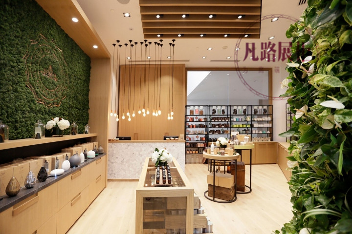 上海客戶千里選擇凡路制作護膚品店展示柜 
