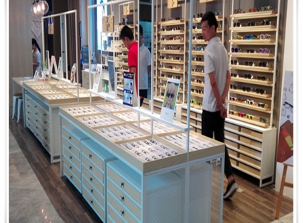 凡路成品訂制款眼鏡店眼鏡展示柜臺設計效果圖