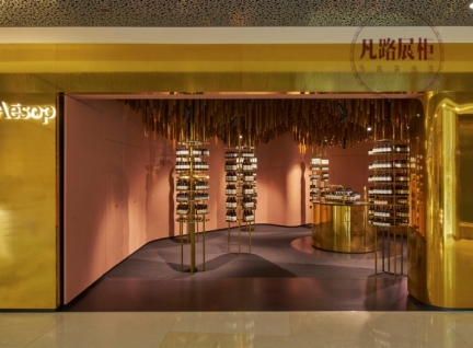 黃金系列的化妝品柜臺(tái)，展柜廠團(tuán)隊(duì)制作效果