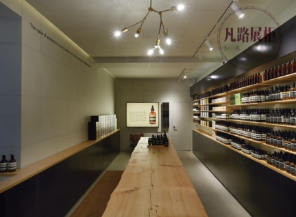 黑色高端木質烤漆，化妝品展柜柜臺定制展現效果