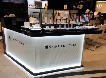 香港kinCeutical零售店，定制展柜現場擺放效果