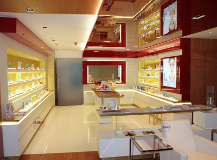 熱情似火的化妝品展柜