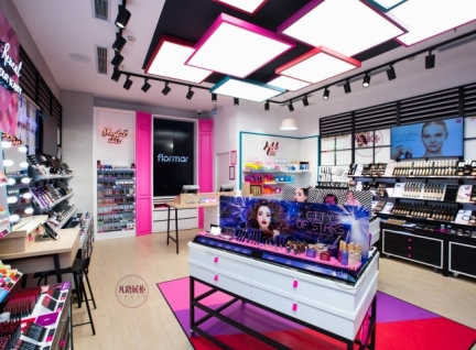 粉色系化妝品店展柜