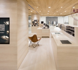 高端現(xiàn)代木質烤漆化妝品展柜，現(xiàn)場展示效果