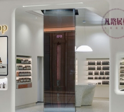 木質烤漆化妝品展柜柜臺，現(xiàn)場效果陳列展柜效果圖