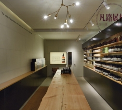 黑色高端木質烤漆，化妝品展柜柜臺定制展現(xiàn)效果