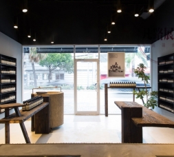 深色系列化妝品展柜，凡路深圳展柜廠定制效果圖