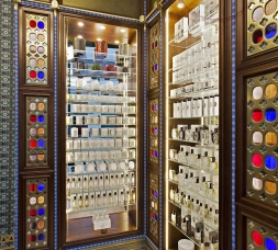 高端木質化妝品展柜，實際店鋪擺放效果