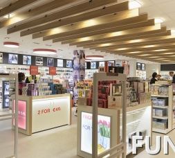 香港免稅店定制展柜，擺放藥妝產(chǎn)品