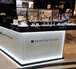 香港kinCeutical零售店，定制展柜現(xiàn)場擺放效果