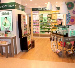 商場時尚新穎的化妝品店展柜