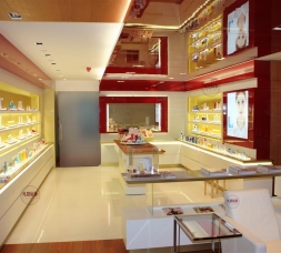 熱情似火的化妝品展柜