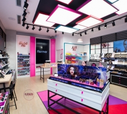 粉色系化妝品店展柜