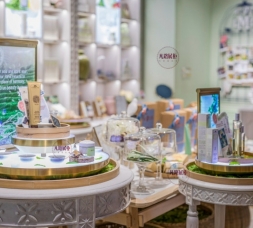木質烤漆化妝品展柜效果圖