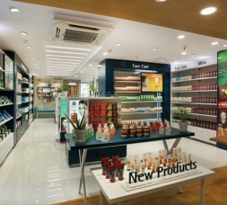 最新化妝品店展柜現場效果圖